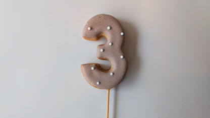 j.数字アイシングクッキー　チーズケーキと一緒のご購入がおすすめです。※ご注文日からご到着日まで１週間いただきます。。